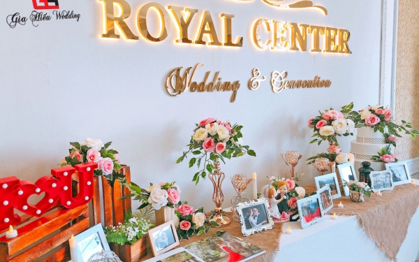 Gia Hiếu Wedding - Trang trí bàn gallery hoa tươi tiệc cưới ấn tượng